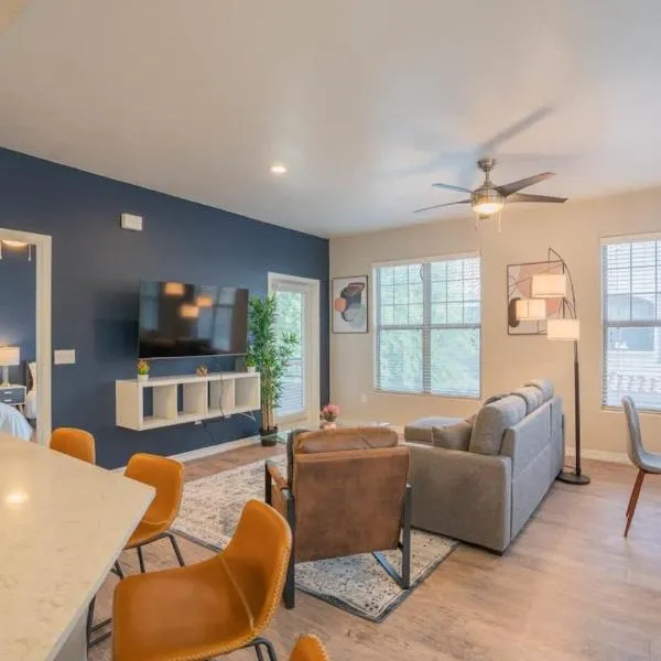 Posh 2BD - Midtown - Gym, Pool, W-D, Parking - Sleeps 8