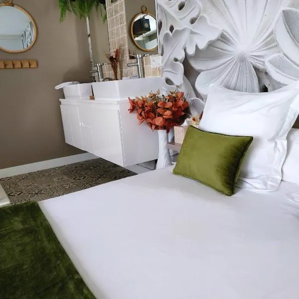 "Chez Lyly et Juju" Piscine&Sauna Calme 3chambres, hotel en Angers