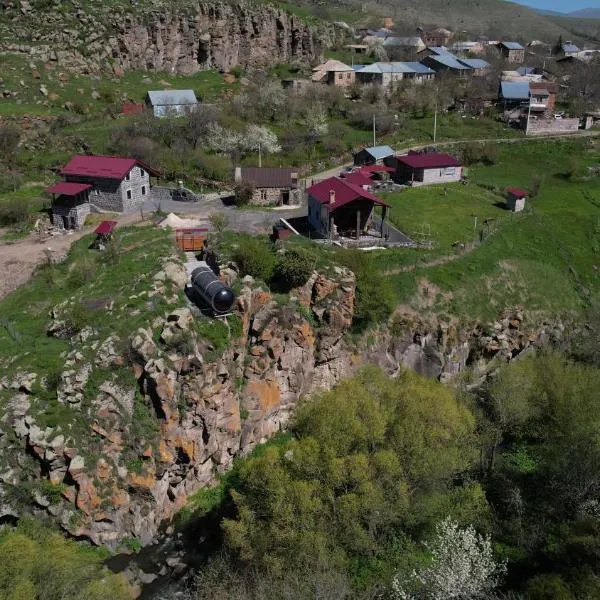 Guesthouse by the river, hotel di Kʼaghsi