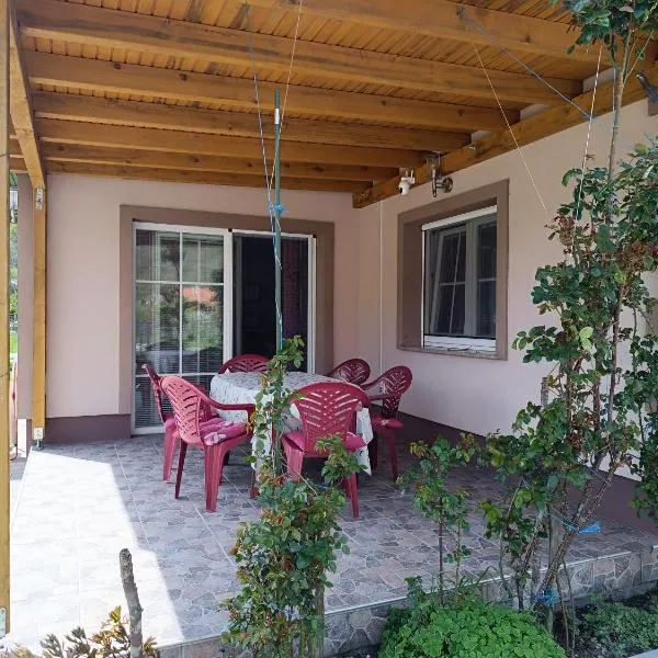 Charming Riverside Retreat, hotel v destinaci Smrdan
