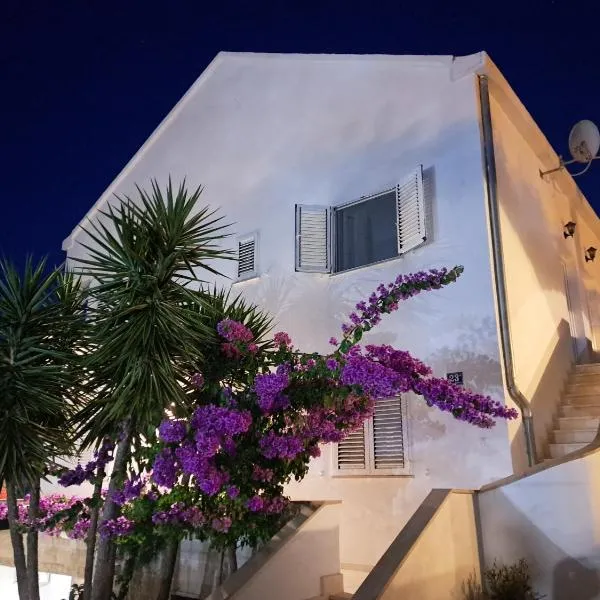 Apartments Galović, hótel í Sutivan