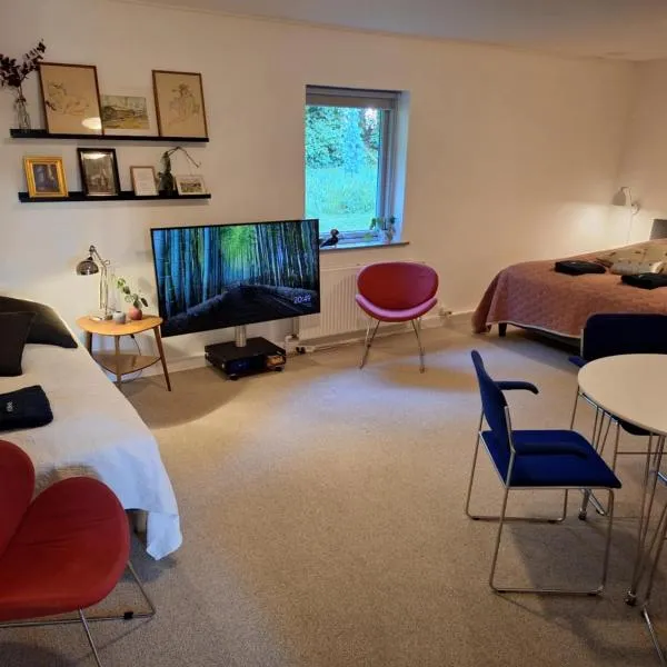 Stort og dejligt værelse med privat bad, hotel v destinaci Hornsyld