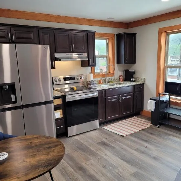 Charming Downtown Bryson City SkyLoft Studio 3 - Perfect for Couples, hotel i Bryson City