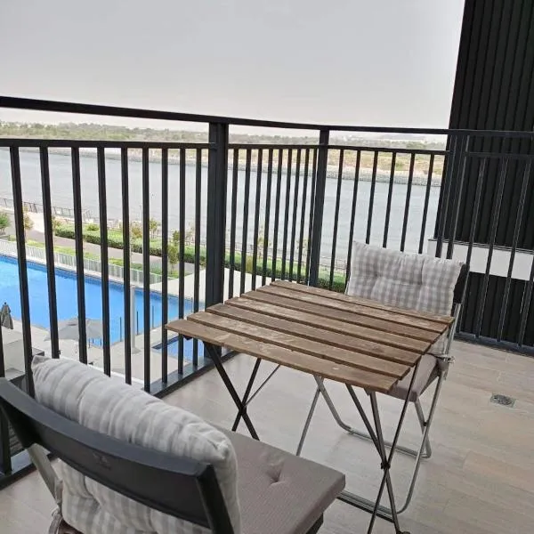 Yas Canal 1 Luxury Apartment by the Canal Near F1、アブダビのホテル
