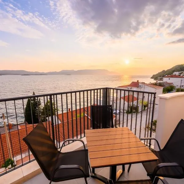 Apartments Sunset Komarna, hotel u Komarni