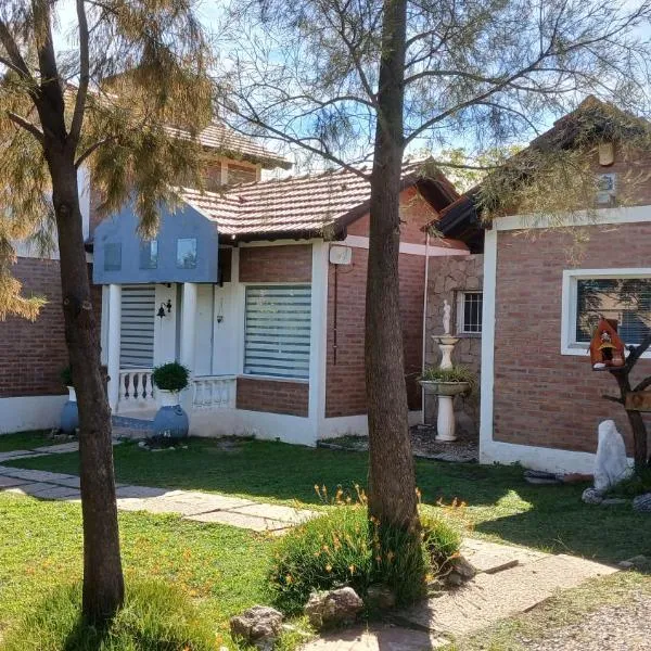 CASA TODA EN PLANTA BAJA CON PARQUE y PILETA INDIVIDUAL SOBRE ASFALTO A POCAS CUADRAS DEL CENTRO DE MERLO, hotel v destinácii Merlo