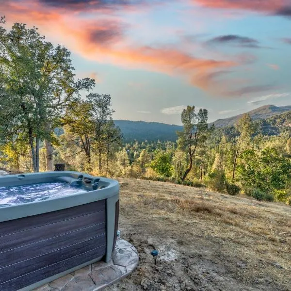 Hilltop Haven- Bright and Modern Cabin w/ hot tub and stunning views, hotel en Oakhurst