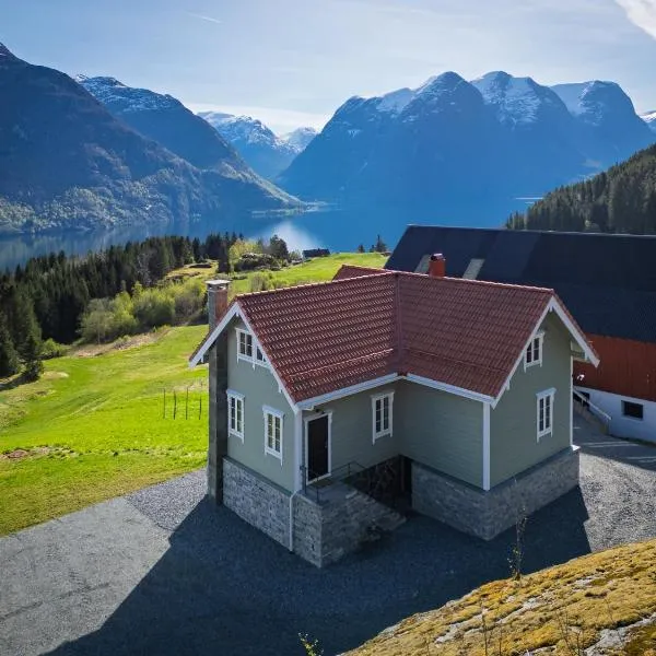 Tømmerhuset på Brekketunet, hotel in Stryn
