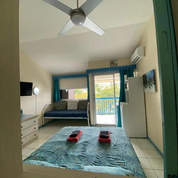 Ti Carayou 280 - Havre de paix avec vue sur la Marina a 2 minutes de la plage sur l'île aux fleurs de Madinina، فندق في لي تروا زيليه