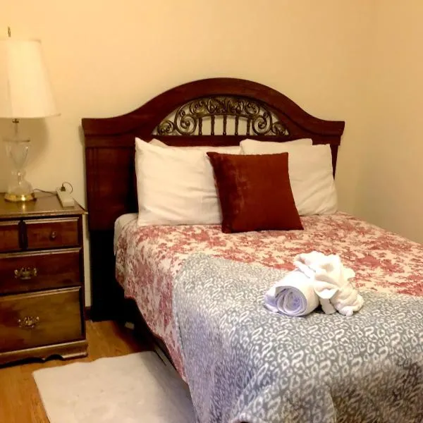 Glacier Guest Room - PRIVATE ROOM IN SHARED HOUSE REDUCED PRICE ON TOURS, hotel a Juneau