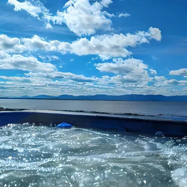 Chalet #2 Waterfront with Spa, Fireplace Wifi & AC, ξενοδοχείο σε Cap-Saint-Ignace