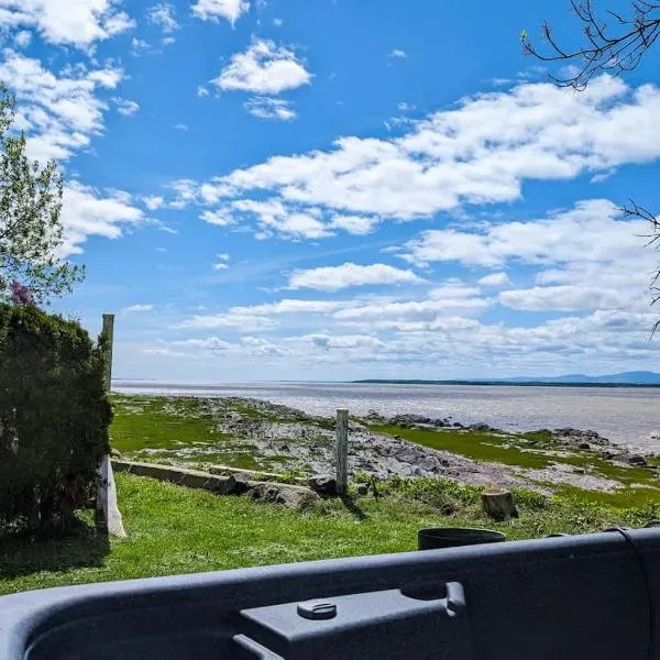 Chalet Studio #3 Waterfront with Spa Fireplace & Wifi, hotel in Cap-Saint-Ignace