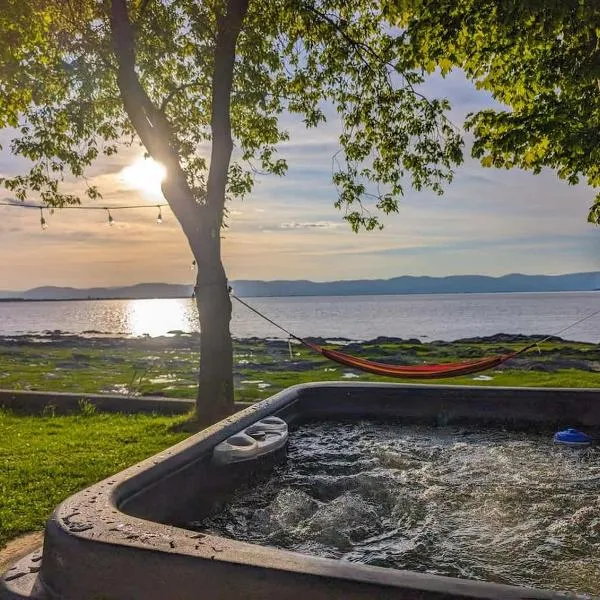 Chalet #7 Waterfront with Spa, Fireplace Wifi & AC, hotell i Cap-Saint-Ignace