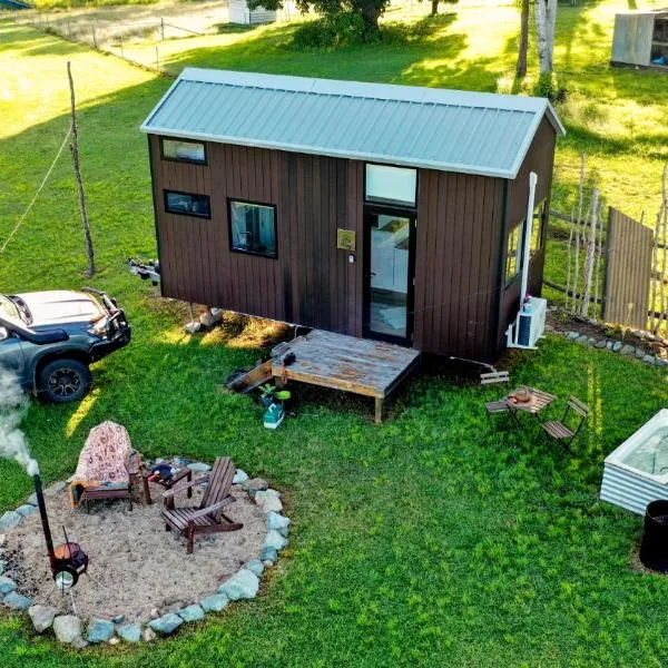 Blackiron Tiny House by Tiny Away, hotel v destinaci Thoopara
