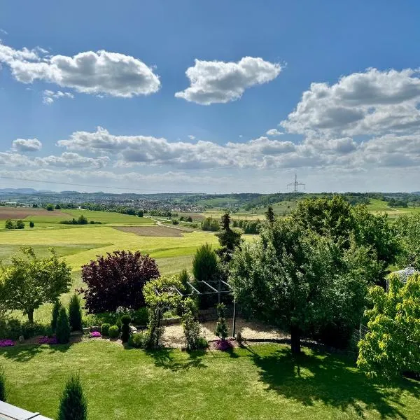 Großzügiges Apartment mit tollem Ausblick, ξενοδοχείο στο Άαλεν