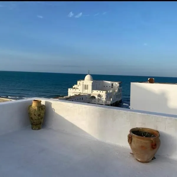 Des appartements a la Marsa plage Pieds dans l'eau, hotel in Dar Salah Bey