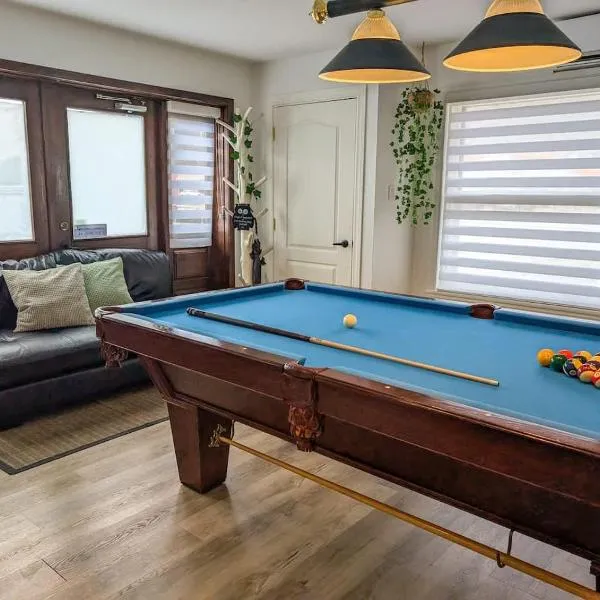 Condo #3 - 2 min Bord de l'eau Billard & Barbecue, Hotel in Sainte-Anne-de-Beaupré