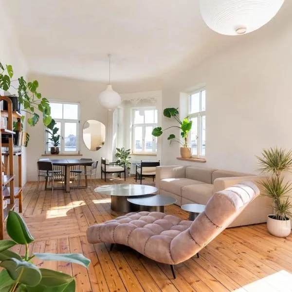 Charming flat with beautiful riverside views, hotel in Rīga