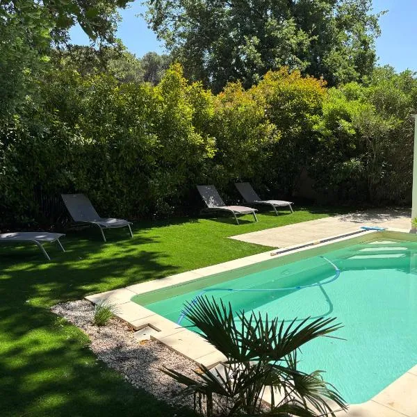 Les Jardins du Castelas - Domaine et Spas, Hotel in Uchaux