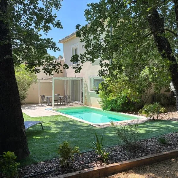 Les Jardins du Castelas - Domaine et Spas, hotel v destinaci Uchaux