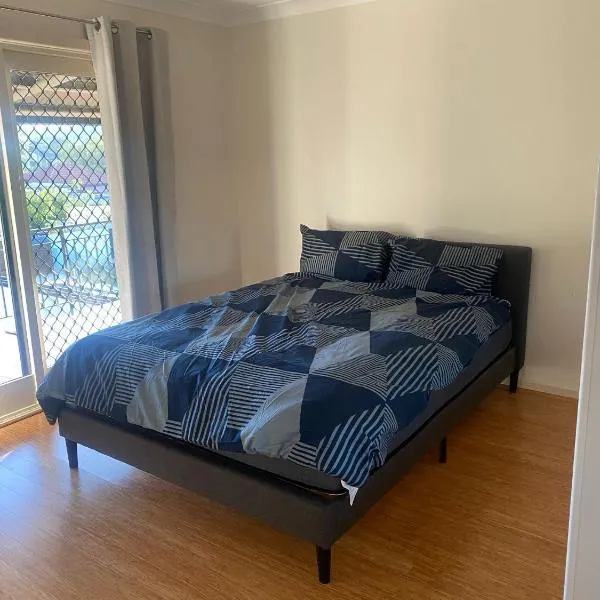 Queen Room in Spacious House with Private Balcony - GA5, hotel en Chullora