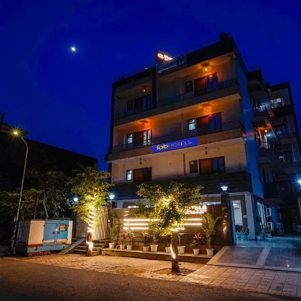 FabHotel Divine & Banquet, hotel in Noida