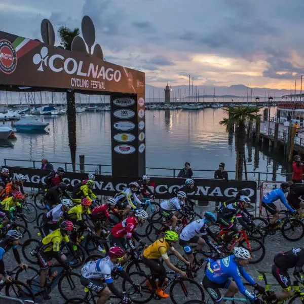 Flowers Apartments – hotel w mieście Desenzano del Garda