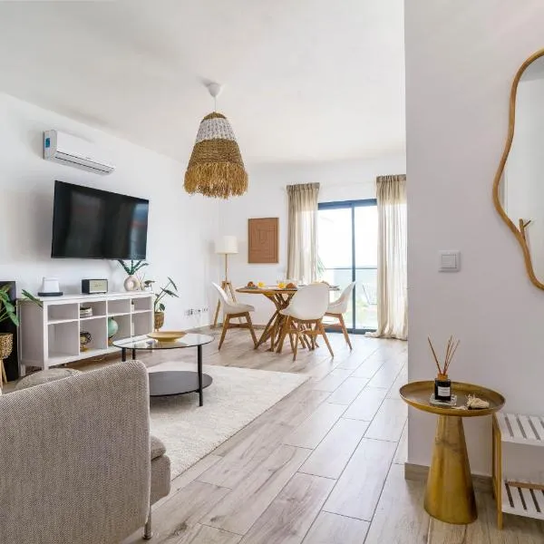 Seabreeze Apartment - Your Beachside Getaway by Lisbeyond, hotel i Aljezur