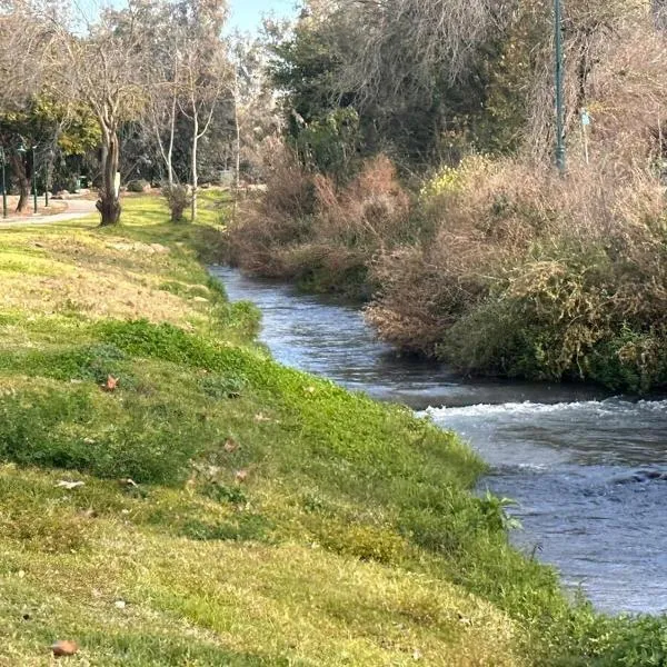 על הנחל בקיבוץ, hotel in Hagoshrim