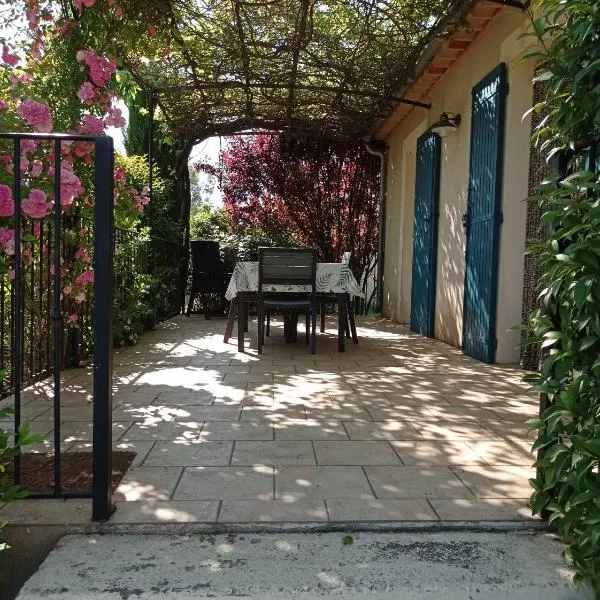 Le Cabanon d'Amandine et Gabriel, hotel in Blauvac