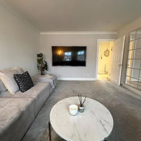 Luxury contemporary Apartment, hotel in Sunningdale