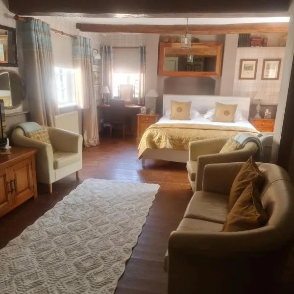 Ternhill Farm House - 5 Star Guest Accommodation with optional award winning breakfast, hotel in Market Drayton