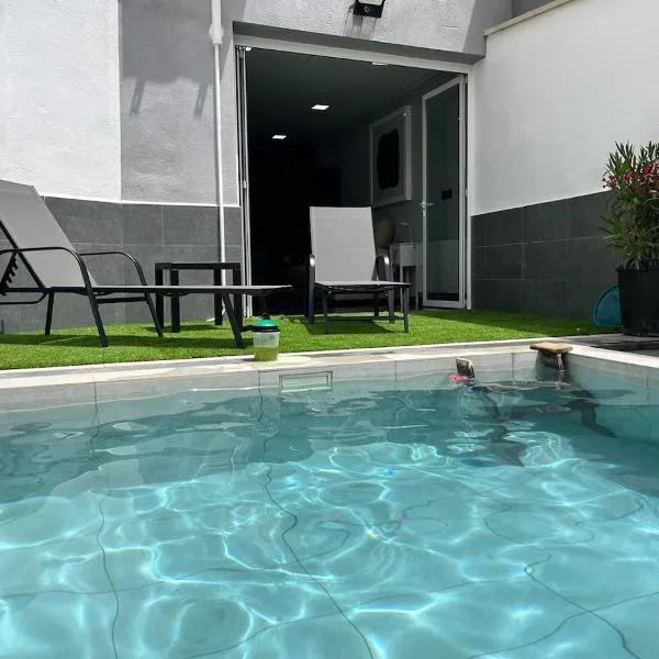 IN LOVE, hotel sa Mahora