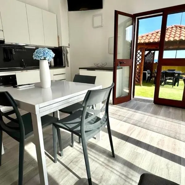 Blu Caletta - waterfront apartment with garden, hotel in La Caletta