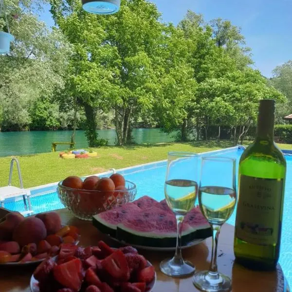 Vikendica Mimiena, hotel v destinaci Račić