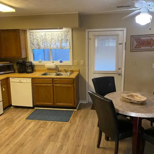 Cozy Beach townhome,,walk 2 beach,Fenced patio,pets ok, hotel di Myrtle Beach