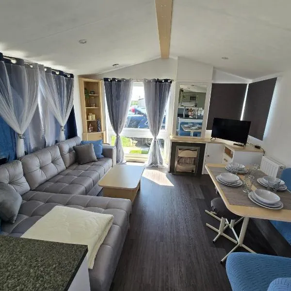 FI005 Loomy Escapes Caravan at St Osyth Beach Essex, hotel in Saint Osyth