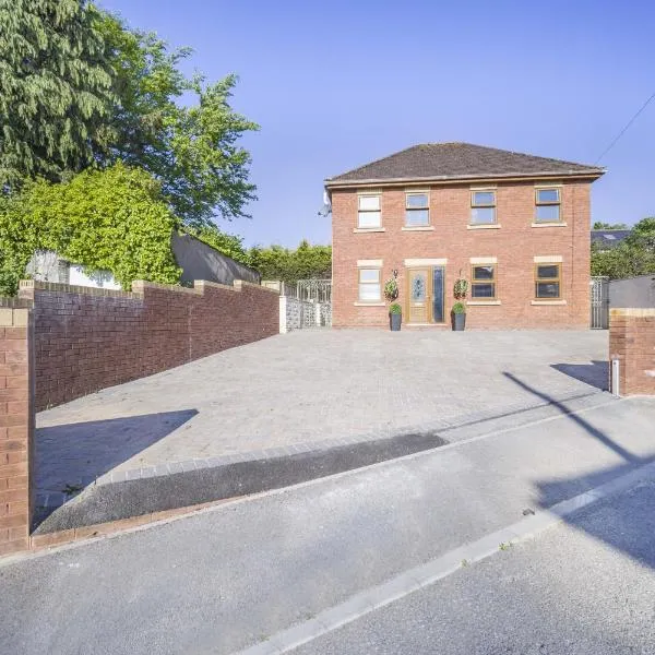 Luxury Coach House Sleeps 12 Five Bedrooms, hotel em Bridgend