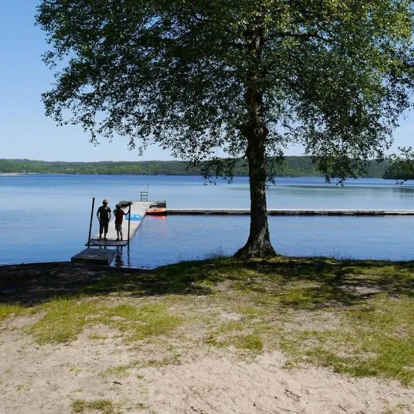 Bright comfortable guest suite close to both swimming, nature and city, hotel in Ödsmål