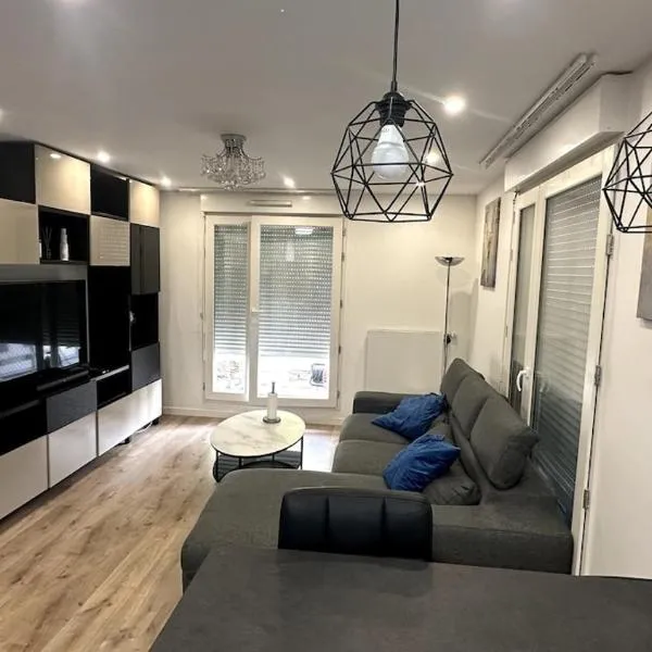 Cozy 3 rooms with terrace between Paris & Disney, hotel in Noisy-le-Grand