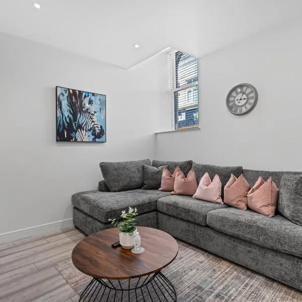 Stylish Haven - 2 min from Station - Free Parking - Courtyard, hotel a Swindon