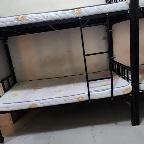 Hall Men bed Space, hotel din Dubai
