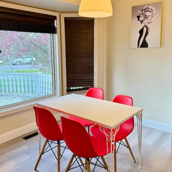 Gorgeous House&30 second Bus station Close C-Train& Free Parking, hotel em Calgary