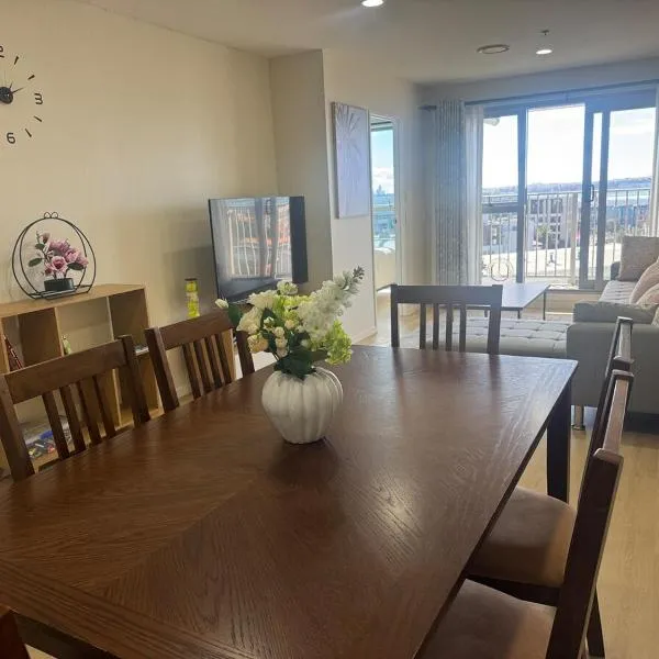 Luxury Penthouse 2 bd 2 bth 2 carparks Pool, hotel in Auckland