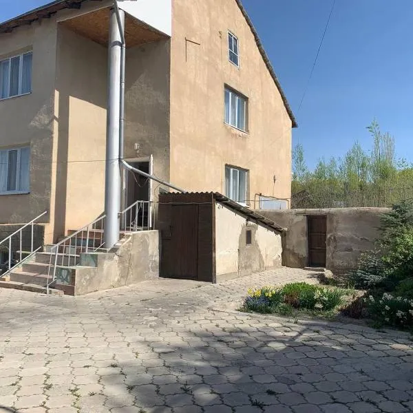 Jakesh Hostel, hotel in Karakol
