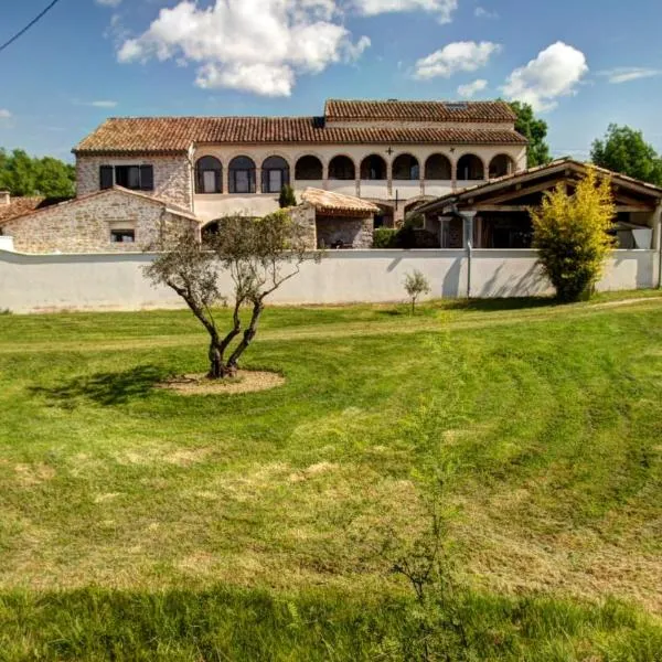 Mas en Pierre "entre Gard et Ardèche" avec jardin, hotel v destinaci Saint-Victor-de-Malcap