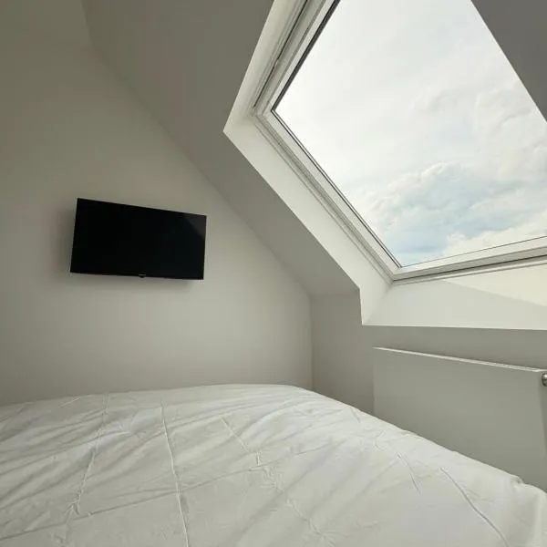 Bright and Minimalist Private Bedroom Montgomery Area, hotel v Bruselu