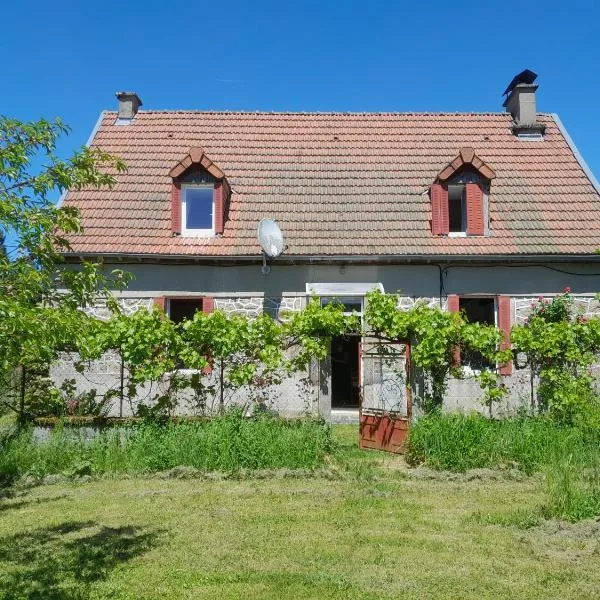 Maison de campagne, מלון בSérandon
