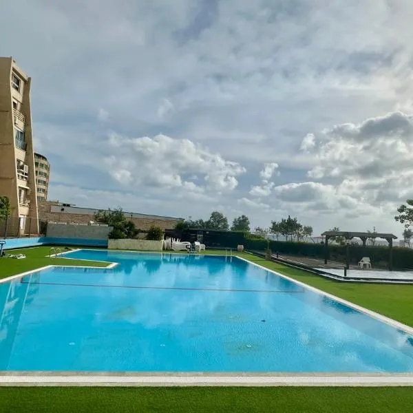 Jacuzzi, Pool & Sunset by the Sea, hotel in Nahariyya