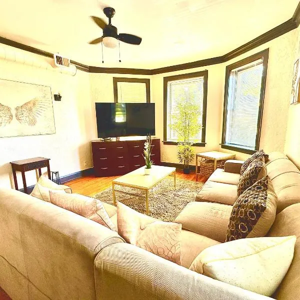 Midway Hideaway -Cozy 1BR- parking, hotel in Chicago